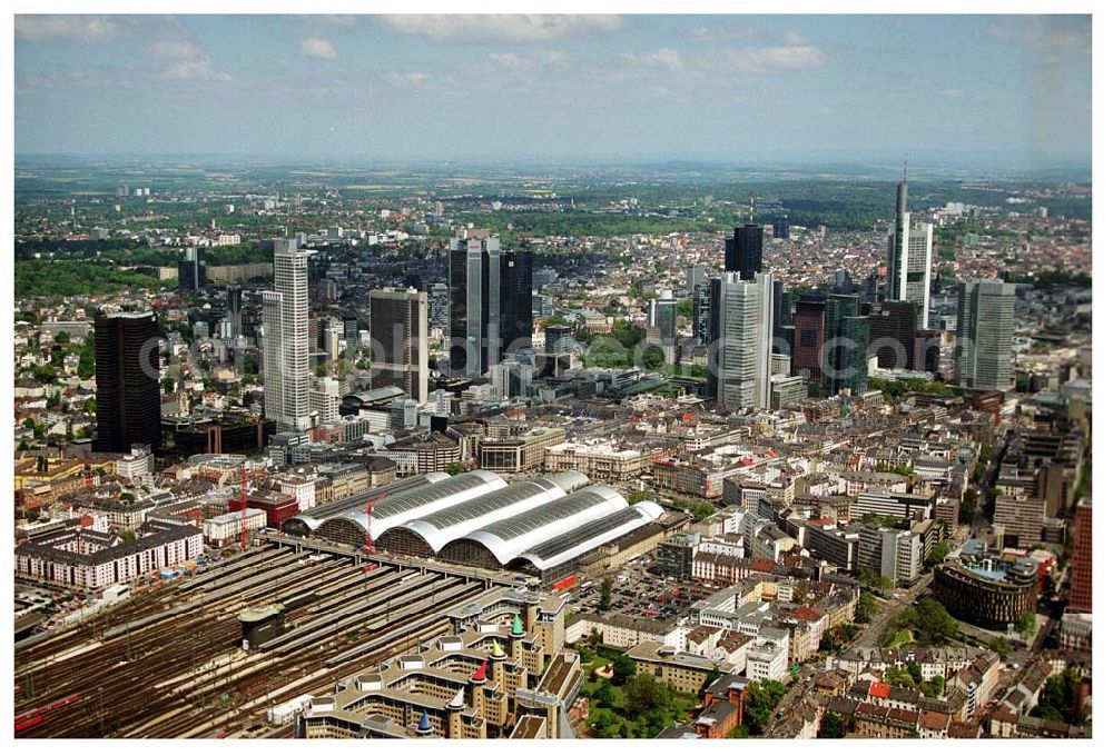 Aerial image Frankfurt am Main - Blick auf den Frankfurter Hauptbahnhof. Dieser wurde in der Zeit von 1883-1888 und in der Zeit von 1912-1924 errichtet. Der Frankfurter Hauptbahnhof ist einer der größten Bahnhöfe der Deutschen Bahn