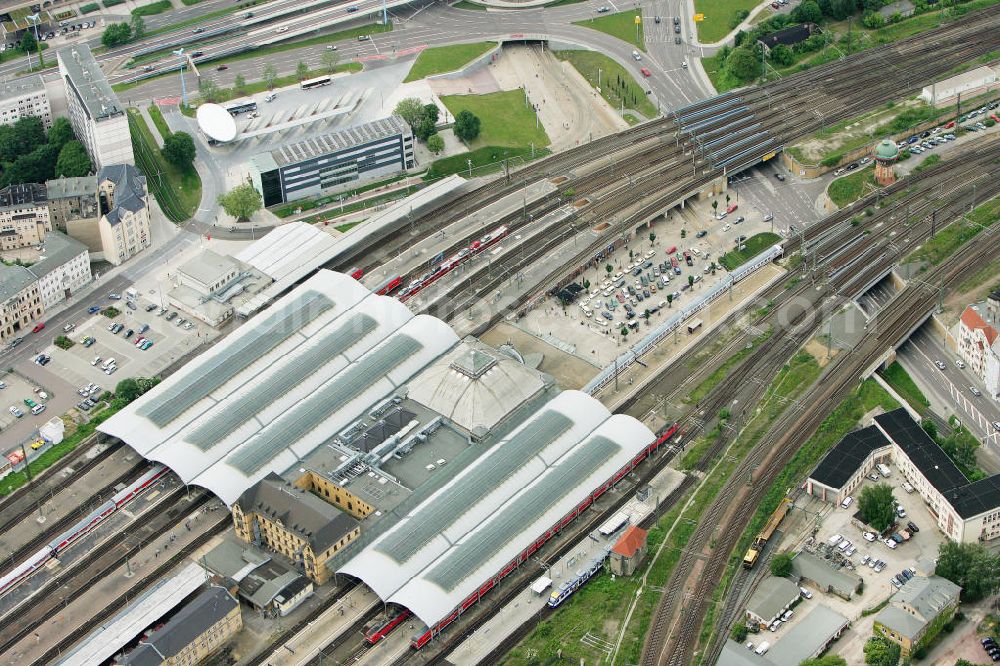 Halle / Saale from the bird's eye view: Hauptbahnhof Halle mit dem Bahnhofsvorplatz im Hallenser Stadtzentrum. Main station hall of the station forecourt in Halle city center.