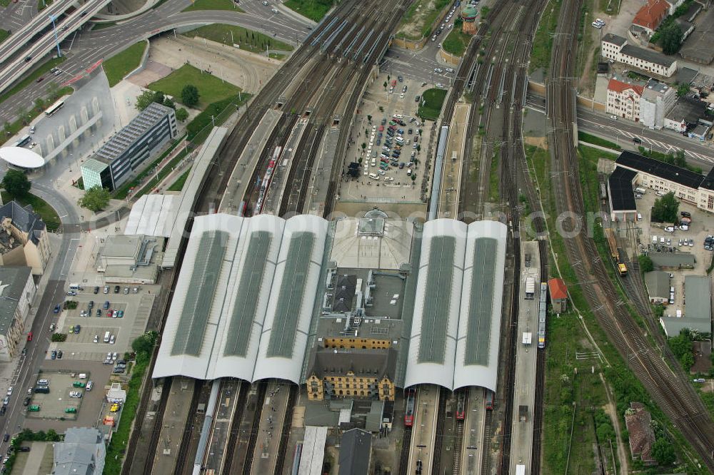 Aerial image Halle / Saale - Hauptbahnhof Halle mit dem Bahnhofsvorplatz im Hallenser Stadtzentrum. Main station hall of the station forecourt in Halle city center.