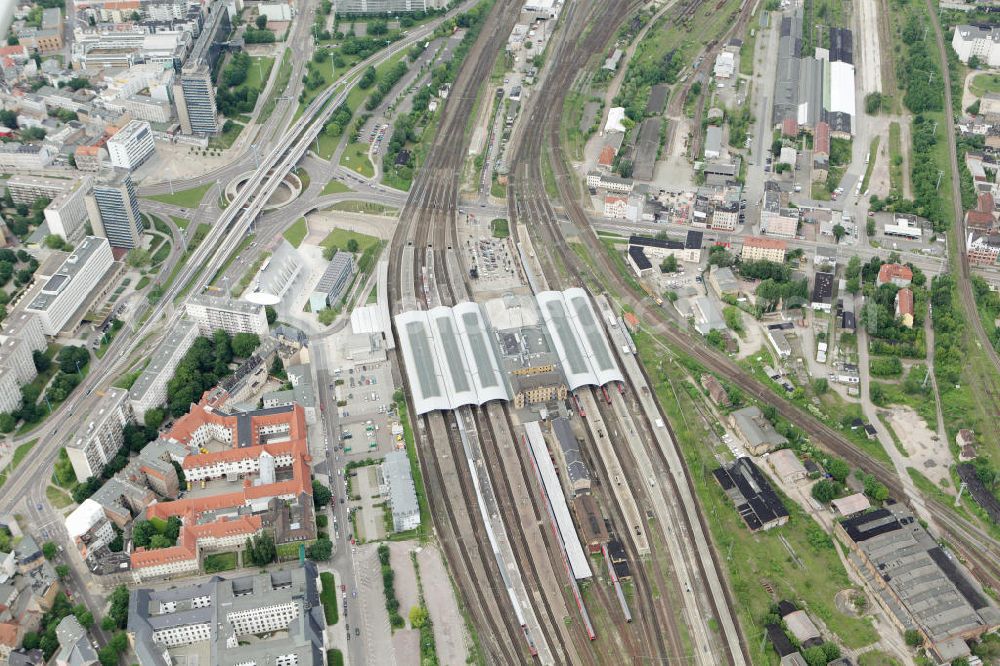 Aerial photograph Halle / Saale - Hauptbahnhof Halle mit dem Bahnhofsvorplatz im Hallenser Stadtzentrum. Main station hall of the station forecourt in Halle city center.