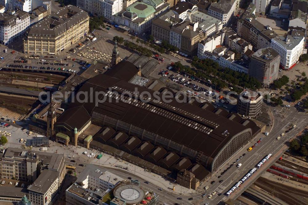 Aerial image Hamburg - Blick auf den Hamburger Hauptbahnhof. Der Hamburger Hauptbahnhof wurde auf dem Gelände des einstigen Stadtwalles sowie der alten Friedhöfe Vor dem Steintor erbaut und am 6. Dezember 1906 eröffnet. Mit bis zu 450.000 Reisenden und Besuchern pro Tag (laut Deutsche Bahn AG) ist er der meistfrequentierte Personenbahnhof Deutschlands.