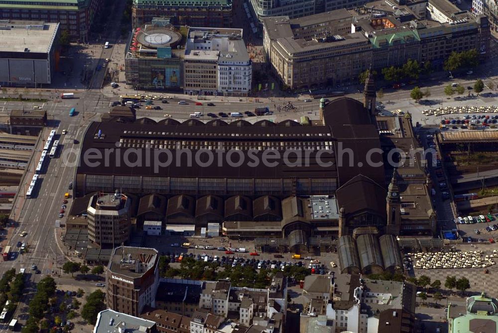 Hamburg from above - Blick auf den Hamburger Hauptbahnhof. Der Hamburger Hauptbahnhof wurde auf dem Gelände des einstigen Stadtwalles sowie der alten Friedhöfe Vor dem Steintor erbaut und am 6. Dezember 1906 eröffnet. Mit bis zu 450.000 Reisenden und Besuchern pro Tag (laut Deutsche Bahn AG) ist er der meistfrequentierte Personenbahnhof Deutschlands.