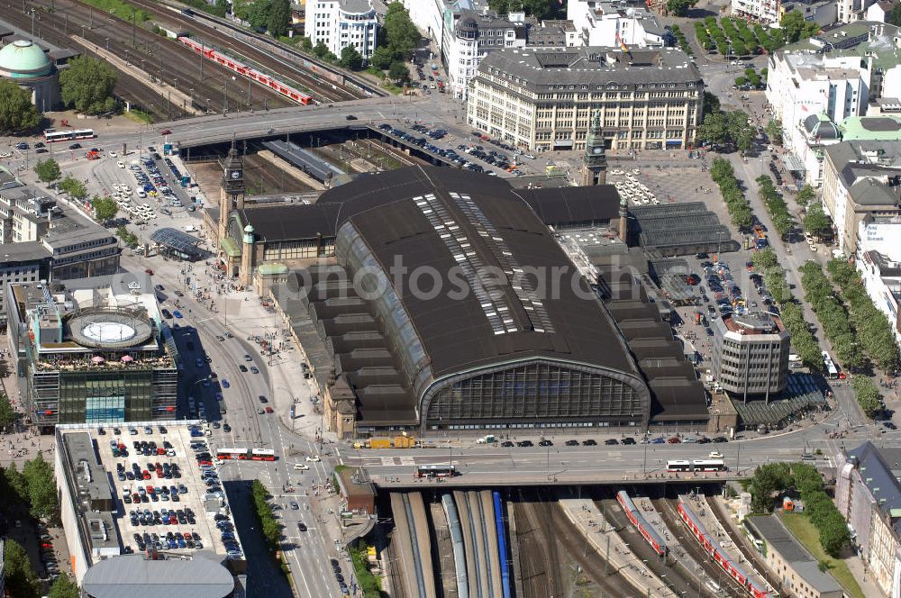 Hamburg from the bird's eye view: Blick auf den Hauptbahnhof Hamburg. Der Bahnhof ist am 06. Dezember 1906 auf dem ehemaligen Gelände des Hamburger Stadtwall und den Friedhöfen Vor dem Steintor eröffnet worden. Als meistfrequentierter Personenbahnhof (laut DB) verfügt er nur über acht Fernbahngleise. Adresse: DB Deutsche Bahn AG HBF Hamburg, Glockengießerwall 1, 20099 Hamburg, Tel. (0)40 39181053