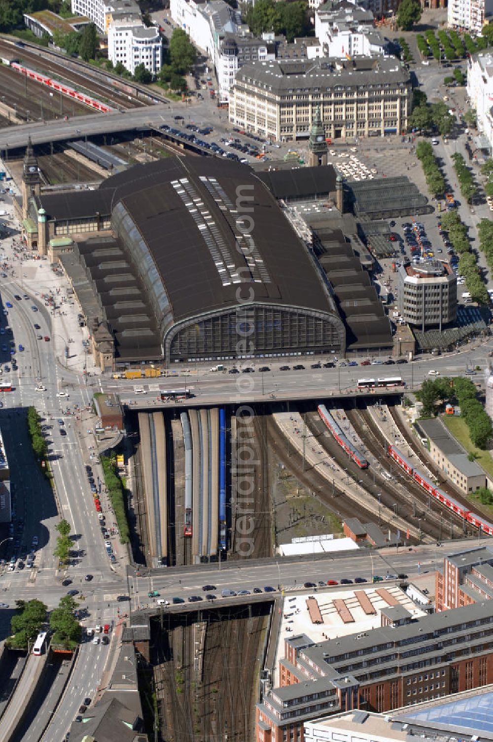 Aerial image Hamburg - Blick auf den Hauptbahnhof Hamburg. Der Bahnhof ist am 06. Dezember 1906 auf dem ehemaligen Gelände des Hamburger Stadtwall und den Friedhöfen Vor dem Steintor eröffnet worden. Als meistfrequentierter Personenbahnhof (laut DB) verfügt er nur über acht Fernbahngleise. Adresse: DB Deutsche Bahn AG HBF Hamburg, Glockengießerwall 1, 20099 Hamburg, Tel. (0)40 39181053