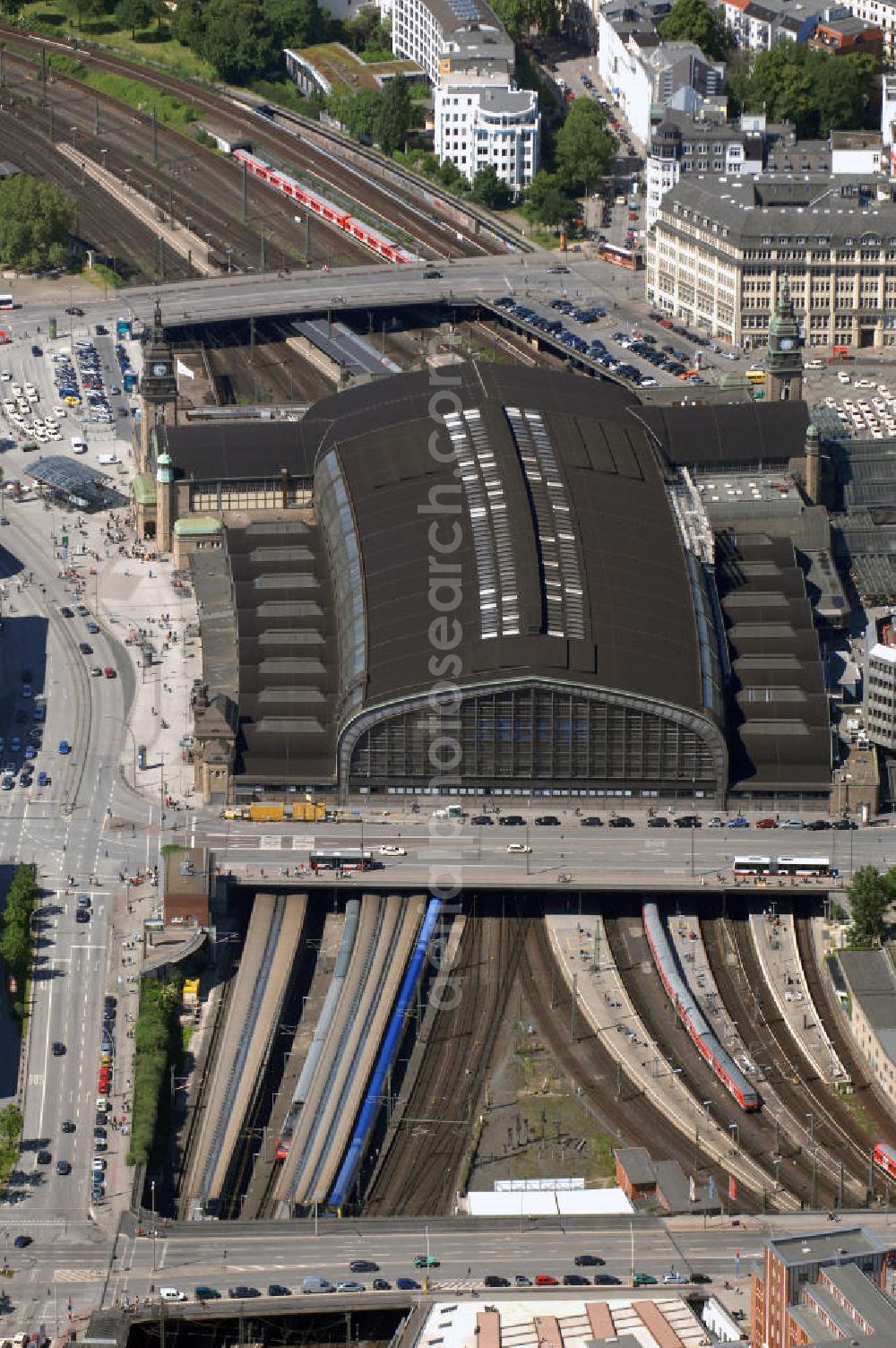 Aerial photograph Hamburg - Blick auf den Hauptbahnhof Hamburg. Der Bahnhof ist am 06. Dezember 1906 auf dem ehemaligen Gelände des Hamburger Stadtwall und den Friedhöfen Vor dem Steintor eröffnet worden. Als meistfrequentierter Personenbahnhof (laut DB) verfügt er nur über acht Fernbahngleise. Adresse: DB Deutsche Bahn AG HBF Hamburg, Glockengießerwall 1, 20099 Hamburg, Tel. (0)40 39181053