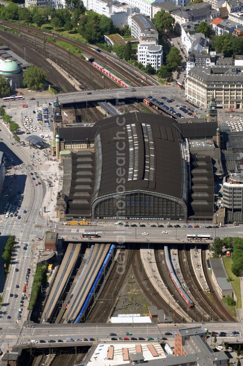 Hamburg from above - Blick auf den Hauptbahnhof Hamburg. Der Bahnhof ist am 06. Dezember 1906 auf dem ehemaligen Gelände des Hamburger Stadtwall und den Friedhöfen Vor dem Steintor eröffnet worden. Als meistfrequentierter Personenbahnhof (laut DB) verfügt er nur über acht Fernbahngleise. Adresse: DB Deutsche Bahn AG HBF Hamburg, Glockengießerwall 1, 20099 Hamburg, Tel. (0)40 39181053