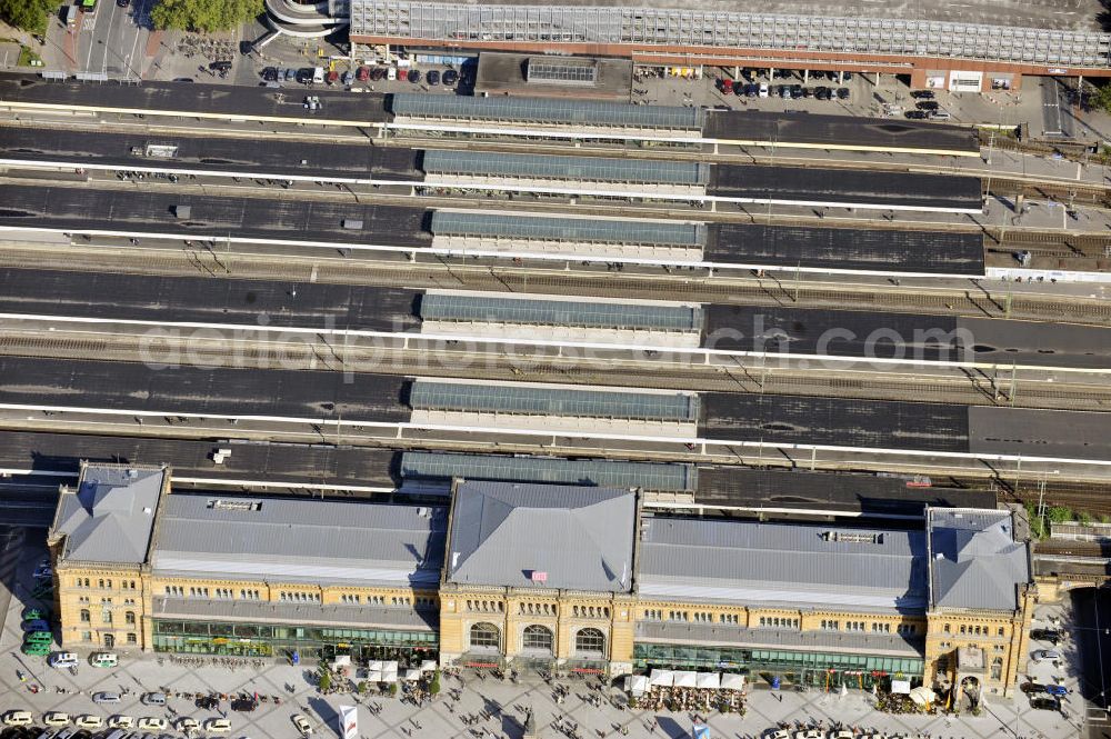 Aerial image Hannover - Blick auf den Hauptbahnhof in Hannover Mitte. Er war der erste Durchgangsbahnhof in einer deutschen Großstadt und gilt als einer der modernsten und saubersten in Europa. View to the main station in Hannover-Mitte. It is the first through stations in the german big cities and the most modern and clean one in Europe.