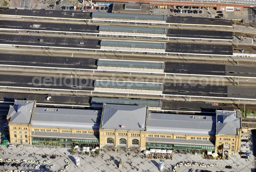 Aerial photograph Hannover - Blick auf den Hauptbahnhof in Hannover Mitte. Er war der erste Durchgangsbahnhof in einer deutschen Großstadt und gilt als einer der modernsten und saubersten in Europa. View to the main station in Hannover-Mitte. It is the first through stations in the german big cities and the most modern and clean one in Europe.