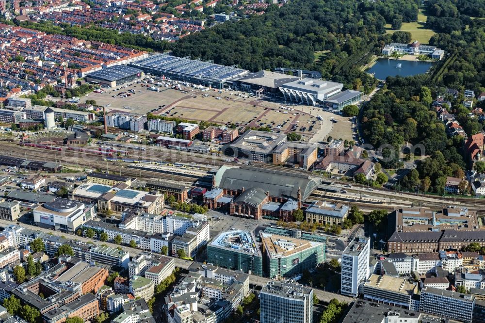 Bremen from the bird's eye view: Track progress and building of the main station of the railway Hertz Central Station Bremen on Bahnhofsplatz in the district Bahnhofsvorstadt in Bremen, Germany