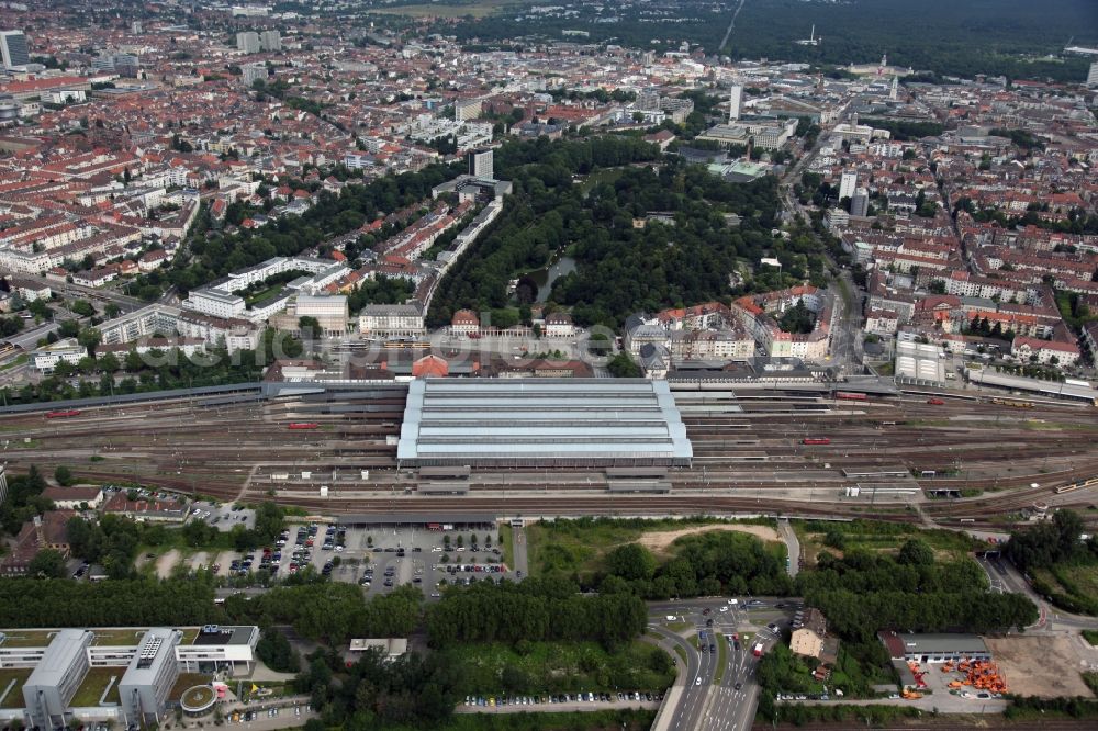 Aerial image Karlsruhe - View of the Central Station and shopping station of Karlsruhe, with the rails and the forecourt, in the state of Baden-Wuerttemberg. At the edge of the station are the lake Schwanensee and a residential part of the district Südstadt