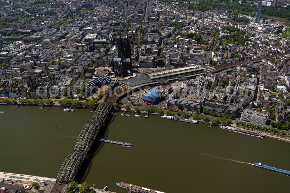 Aerial photograph Köln - Track progress and building of the main station of the railway Koeln Hauptbahnhof on the river bank of rhine in the district Altstadt-Nord in Cologne in the state North Rhine-Westphalia, Germany