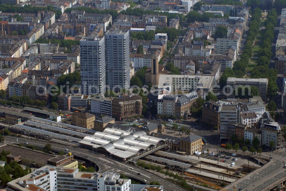 Mainz from above - Blick auf den Hauptbahnhof in Mainz. Der Mainzer Hauptbahnhof ist eine Drehscheibe des Verkehrs im Rhein-Main-Gebiet. Er befindet sich am südwestlichen Rand der Neustadt und wird von täglich ca. 55.000 Reisenden und Besuchern frequentiert. Der heutige Hauptbahnhof wurde 1882–1884 nach Plänen von Philipp Johann Berdellé im Rahmen der Stadterweiterung nach dem deutsch - französischen Krieg als Zentralbahnhof errichtet.