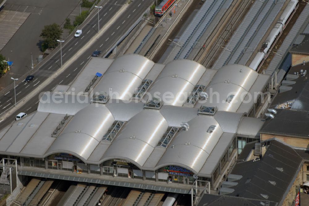 Mainz from the bird's eye view: Blick auf den Hauptbahnhof in Mainz. Der Mainzer Hauptbahnhof ist eine Drehscheibe des Verkehrs im Rhein-Main-Gebiet. Er befindet sich am südwestlichen Rand der Neustadt und wird von täglich ca. 55.000 Reisenden und Besuchern frequentiert. Der heutige Hauptbahnhof wurde 1882–1884 nach Plänen von Philipp Johann Berdellé im Rahmen der Stadterweiterung nach dem deutsch - französischen Krieg als Zentralbahnhof errichtet.