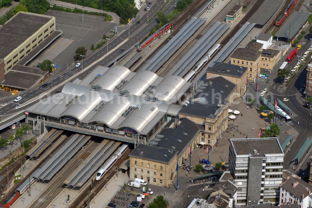 Aerial image Mainz - Blick auf den Hauptbahnhof in Mainz. Der Mainzer Hauptbahnhof ist eine Drehscheibe des Verkehrs im Rhein-Main-Gebiet. Er befindet sich am südwestlichen Rand der Neustadt und wird von täglich ca. 55.000 Reisenden und Besuchern frequentiert. Der heutige Hauptbahnhof wurde 1882–1884 nach Plänen von Philipp Johann Berdellé im Rahmen der Stadterweiterung nach dem deutsch - französischen Krieg als Zentralbahnhof errichtet.