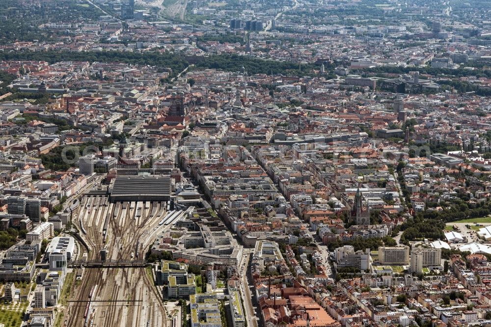 München from the bird's eye view: Track progress and building of the main station of the railway Muenchen with Blick auf die Innenstadt in Munich in the state Bavaria, Germany