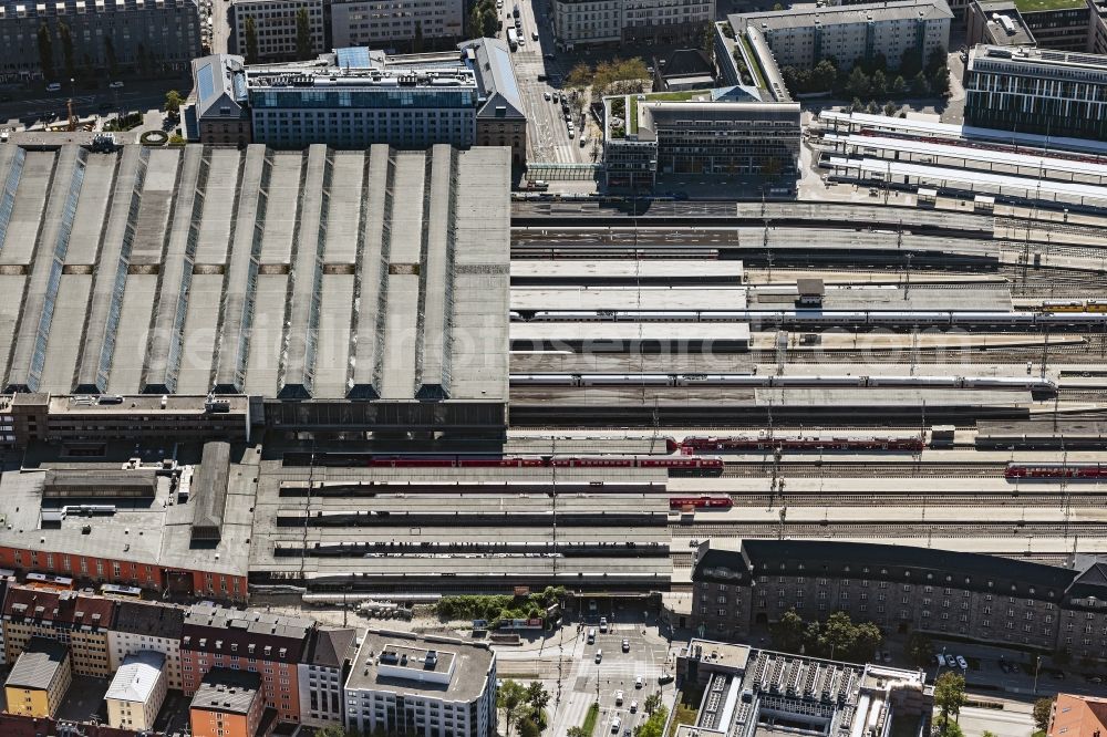 München from the bird's eye view: Track progress and building of the main station of the railway Muenchen in Munich in the state Bavaria, Germany