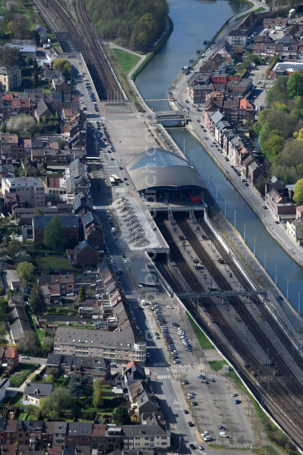 Aerial image Halle - Track progress and building of the main station of the National Society of Belgian Railways (NMBS) at the Brussels-Charleroi Canal in Halle in Vlaan deren, Belgium