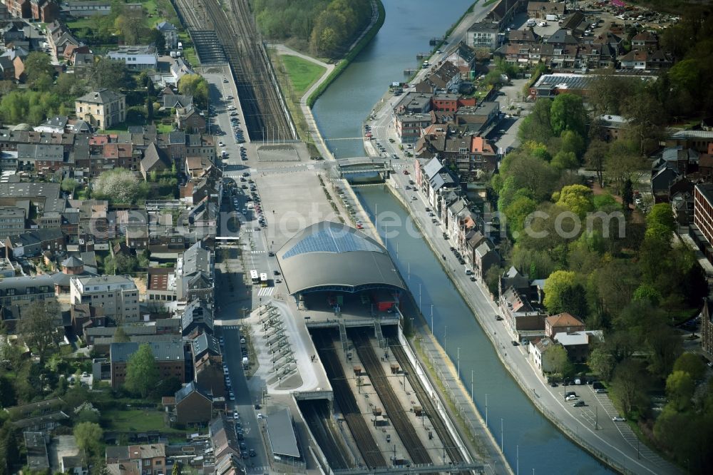 Aerial photograph Halle - Track progress and building of the main station of the National Society of Belgian Railways (NMBS) at the Brussels-Charleroi Canal in Halle in Vlaan deren, Belgium