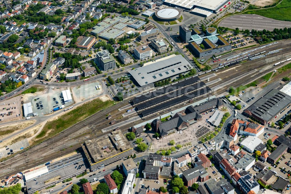 Oldenburg from the bird's eye view: Track progress and building of the main station of the railway on place Willy-Brandt-Platz in Oldenburg in the state Lower Saxony, Germany