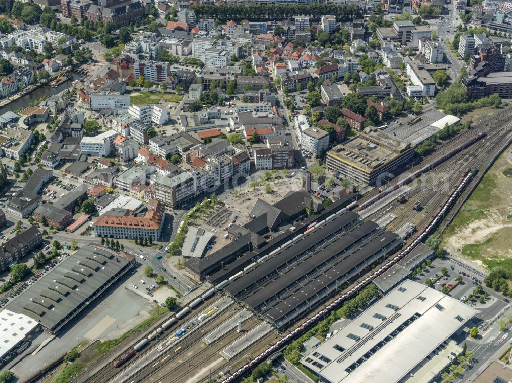 Oldenburg from the bird's eye view: Track progress and building of the main station of the railway on place Willy-Brandt-Platz in Oldenburg in the state Lower Saxony, Germany