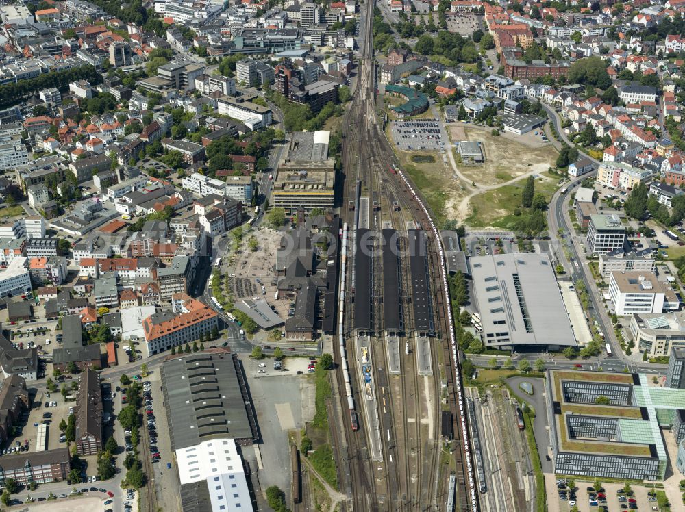 Aerial image Oldenburg - Track progress and building of the main station of the railway on place Willy-Brandt-Platz in Oldenburg in the state Lower Saxony, Germany