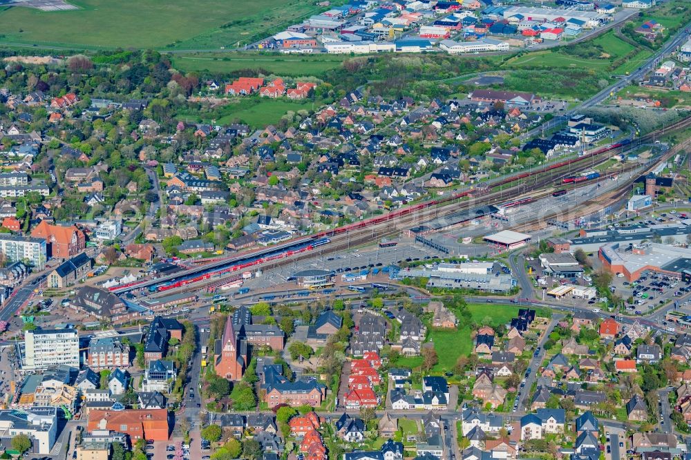 Sylt from the bird's eye view: Track progress and building of the main station of the railway in the district Westerland on Island Sylt in the state Schleswig-Holstein, Germany