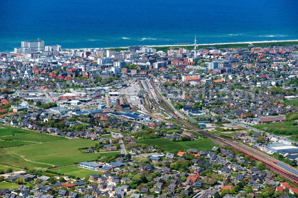 Aerial image Sylt - Track progress and building of the main station of the railway in the district Westerland on Island Sylt in the state Schleswig-Holstein, Germany