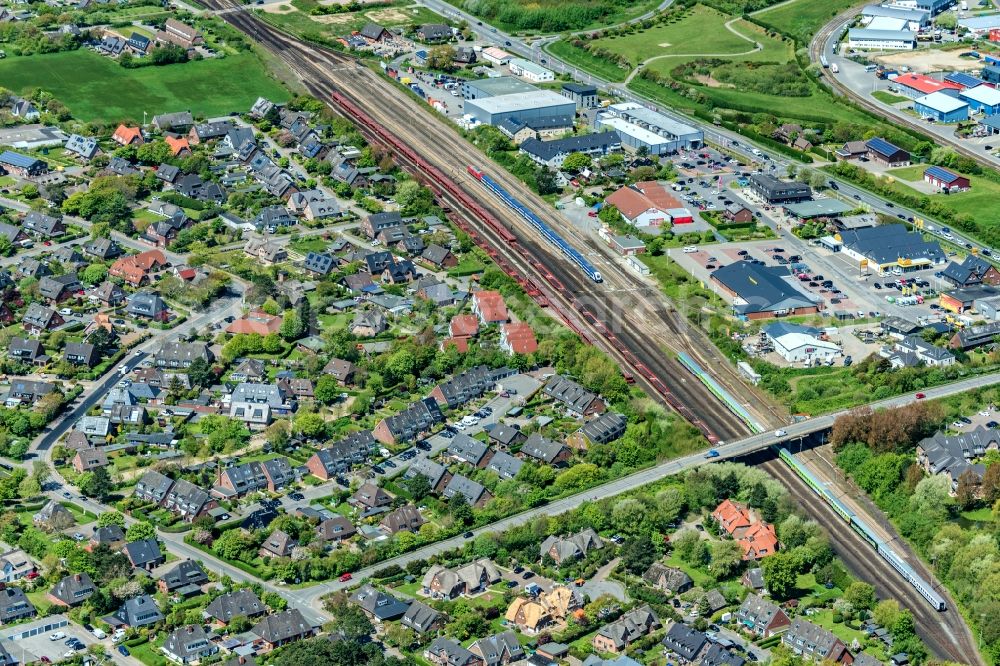 Aerial photograph Sylt - Track progress and building of the main station of the railway in the district Westerland on Island Sylt in the state Schleswig-Holstein, Germany