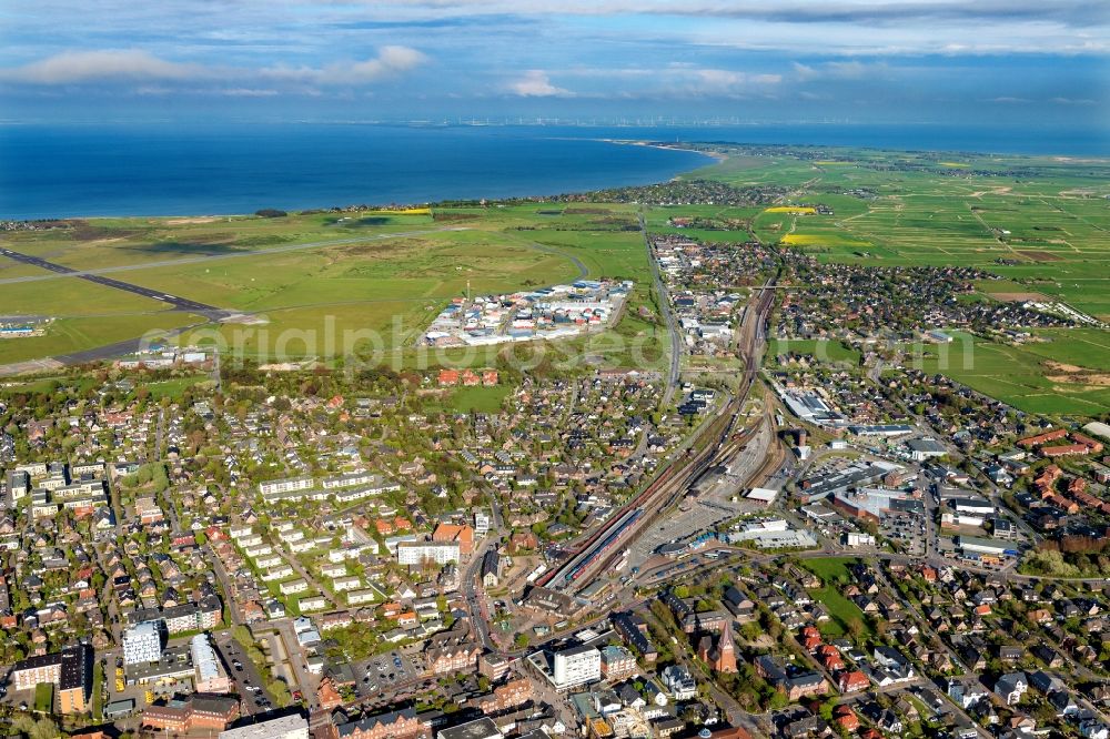 Westerland from the bird's eye view: Track progress and building of the main station of the railway in the district Westerland on Island Sylt in the state Schleswig-Holstein, Germany