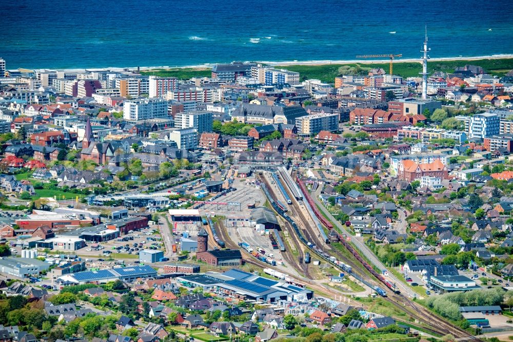 Sylt from the bird's eye view: Track progress and building of the main station of the railway in the district Westerland on Island Sylt in the state Schleswig-Holstein, Germany