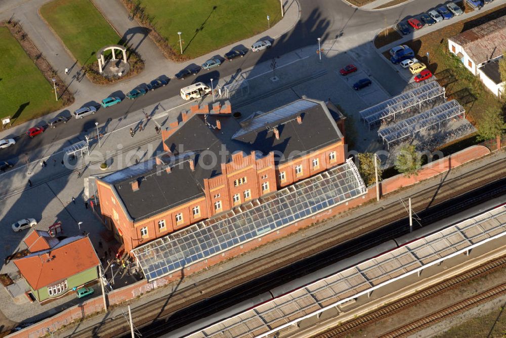 Rathenow from above - Blick auf den Hauptbahnhof am Dunckerplatz in Rathenow. Der Kaiserbahnhof - ursprünglich auch Fürstenpavillon - ist das unmittelbar links neben dem Hauptbahnhof fast unscheinbar wirkende Gebäude, das nun nach umfangreichen Sanierungsarbeiten mit Unterstützung zahlreicher Sponsoren wieder im alten Glanz erstrahlt. Das Haus diente ab 1913 als gesondertes Empfangsgebäude für die Tochter Kaiser Wilhelms II., Victoria Luise, und ihrem Mann Ernst August Herzog von Braunschweig und Lüneburg, der 1913 als Offizier zum Husarenregiment nach Rathenow versetzt wurde.