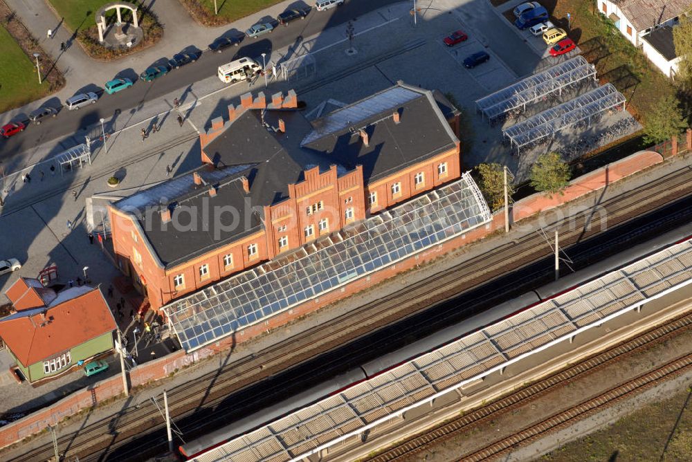 Rathenow from the bird's eye view: Blick auf den Hauptbahnhof am Dunckerplatz in Rathenow. Der Kaiserbahnhof - ursprünglich auch Fürstenpavillon - ist das unmittelbar links neben dem Hauptbahnhof fast unscheinbar wirkende Gebäude, das nun nach umfangreichen Sanierungsarbeiten mit Unterstützung zahlreicher Sponsoren wieder im alten Glanz erstrahlt. Das Haus diente ab 1913 als gesondertes Empfangsgebäude für die Tochter Kaiser Wilhelms II., Victoria Luise, und ihrem Mann Ernst August Herzog von Braunschweig und Lüneburg, der 1913 als Offizier zum Husarenregiment nach Rathenow versetzt wurde.