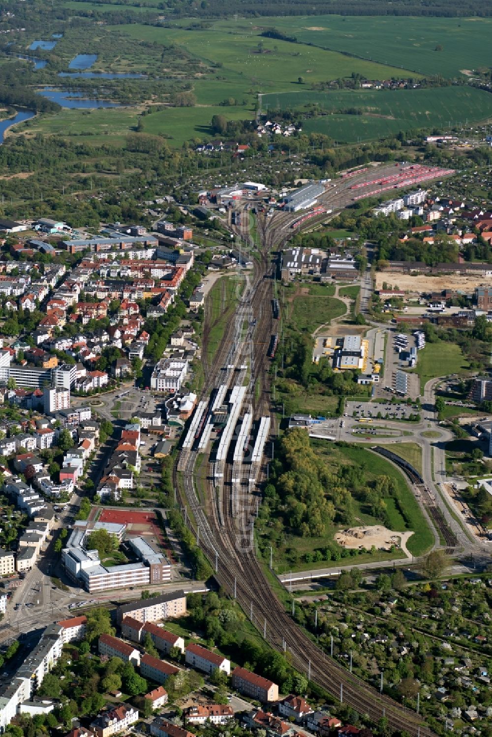 Rostock from above - Track progress and building of the main station Rostock Hauptbahnhof of the railway in the district Stadtmitte in Rostock in the state Mecklenburg - Western Pomerania, Germany