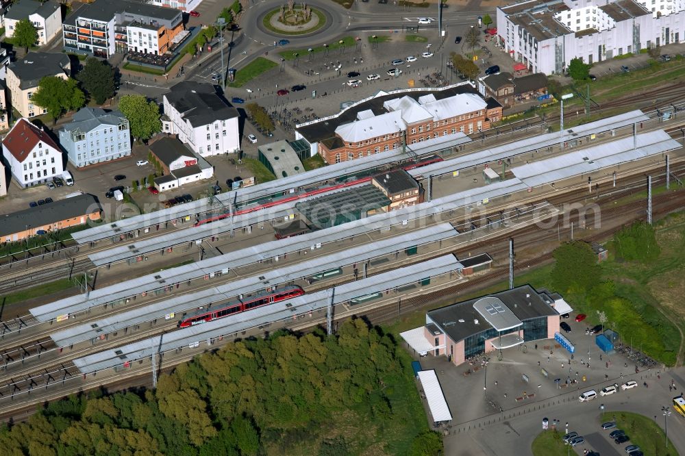 Rostock from the bird's eye view: Track progress and building of the main station Rostock Hauptbahnhof of the railway in the district Stadtmitte in Rostock in the state Mecklenburg - Western Pomerania, Germany