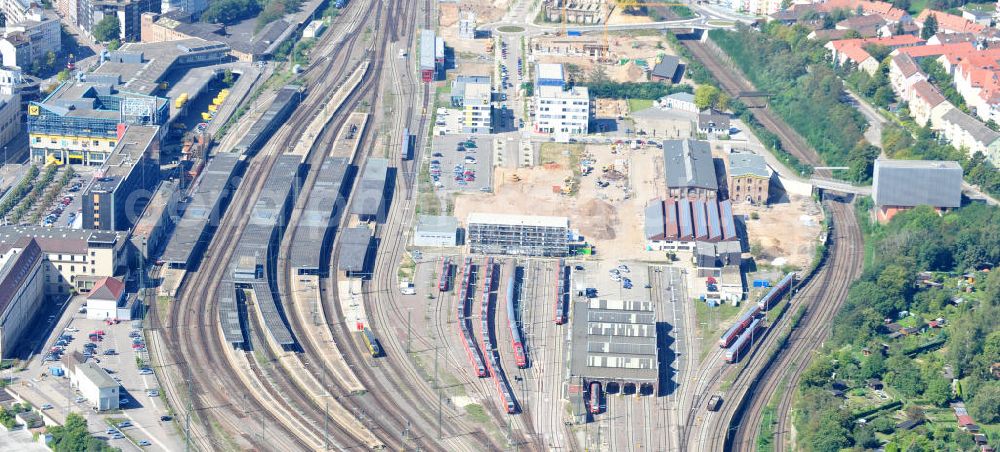 Aerial image Saarbrücken - Der Bahnhof Saarbrücken Hauptbahnhof mit Baustelle. Durch den Neubau von Büro- und Geschäftshäusern entsteht hier das neue Quartier Eurobahnhof. Station Saarbrücken central station with site. Here Quartier Eurobahnhof develops with newly constructed office and business buildings.