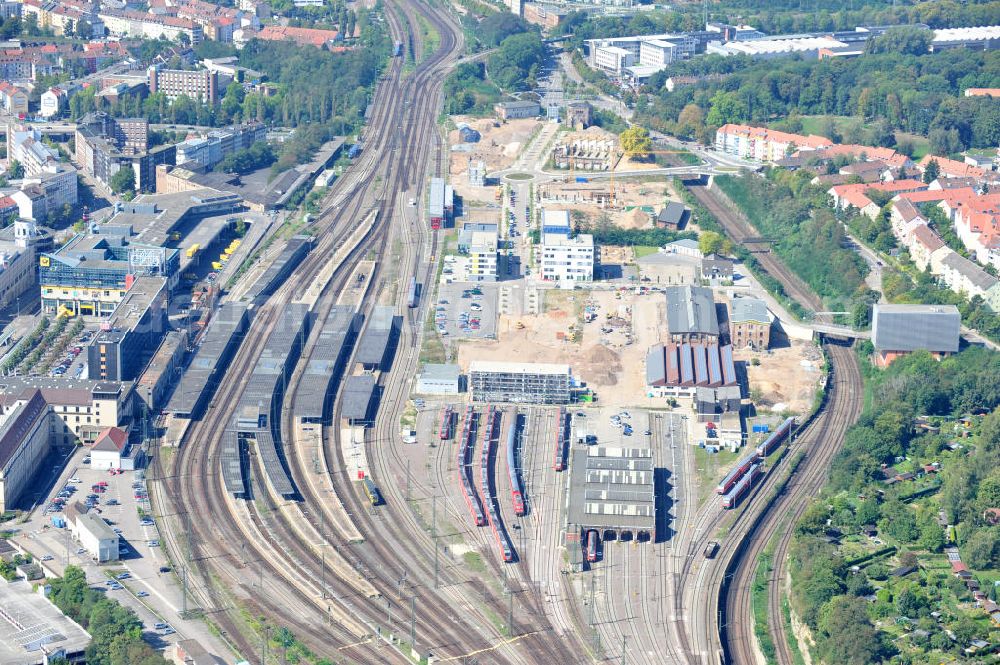 Aerial photograph Saarbrücken - Der Bahnhof Saarbrücken Hauptbahnhof mit Baustelle. Durch den Neubau von Büro- und Geschäftshäusern entsteht hier das neue Quartier Eurobahnhof. Station Saarbrücken central station with site. Here Quartier Eurobahnhof develops with newly constructed office and business buildings.