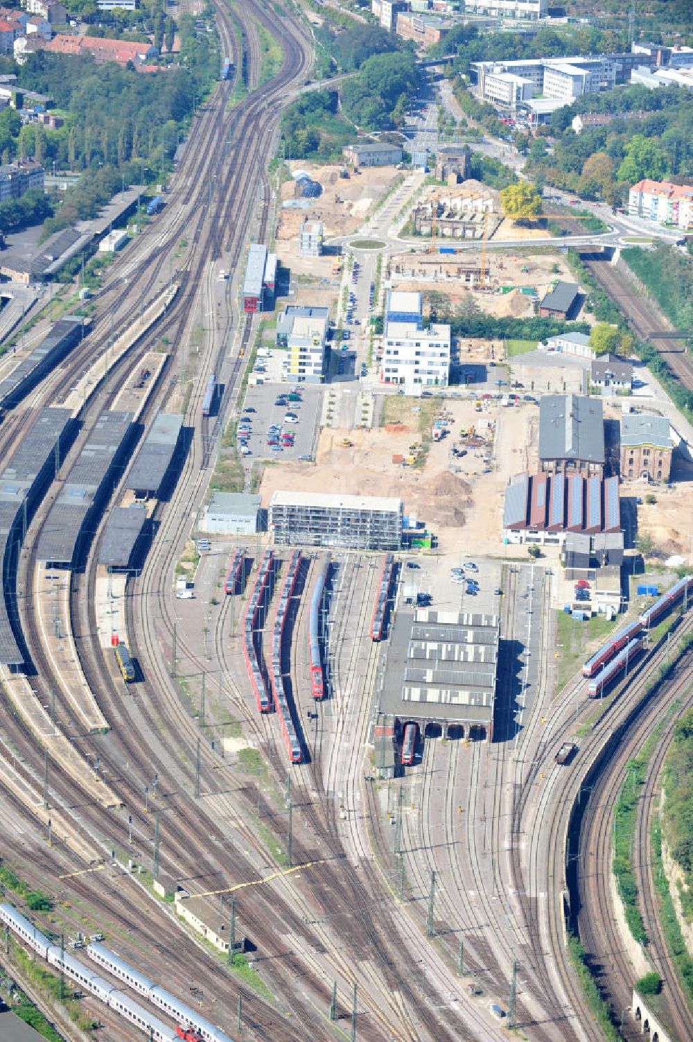 Saarbrücken from above - Der Bahnhof Saarbrücken Hauptbahnhof mit Baustelle. Durch den Neubau von Büro- und Geschäftshäusern entsteht hier das neue Quartier Eurobahnhof. Station Saarbrücken central station with site. Here Quartier Eurobahnhof develops with newly constructed office and business buildings.