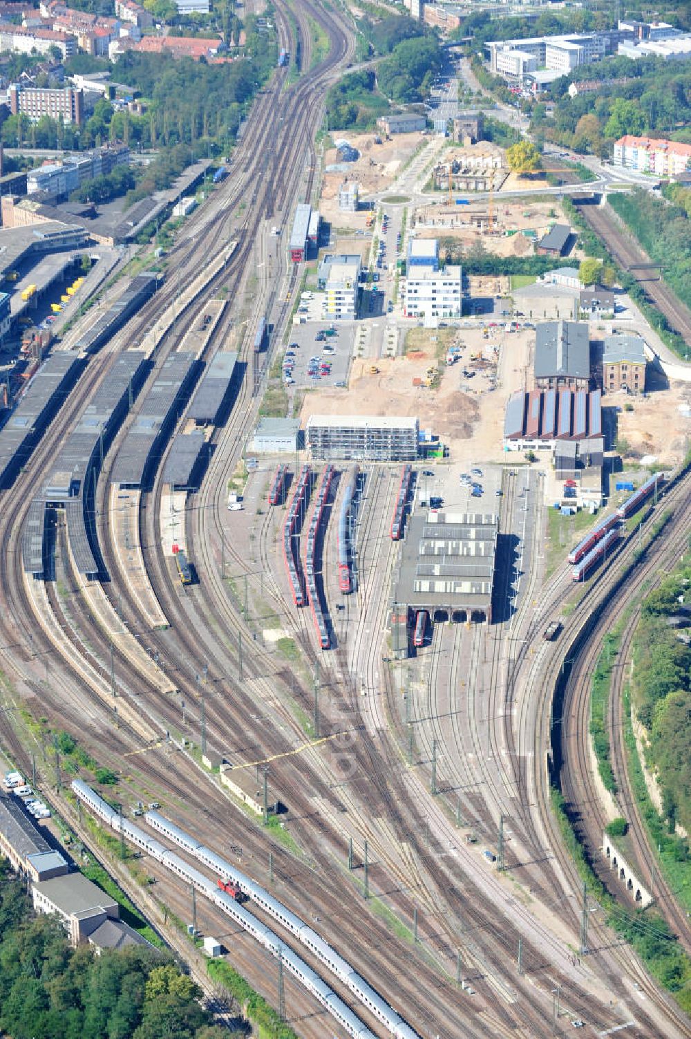 Saarbrücken from the bird's eye view: Der Bahnhof Saarbrücken Hauptbahnhof mit Baustelle. Durch den Neubau von Büro- und Geschäftshäusern entsteht hier das neue Quartier Eurobahnhof. Station Saarbrücken central station with site. Here Quartier Eurobahnhof develops with newly constructed office and business buildings.