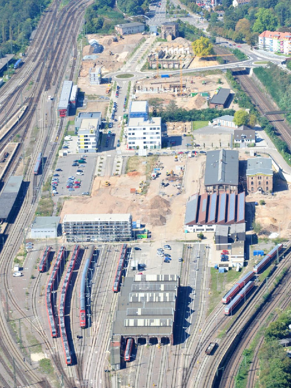 Aerial image Saarbrücken - Der Bahnhof Saarbrücken Hauptbahnhof mit Baustelle. Durch den Neubau von Büro- und Geschäftshäusern entsteht hier das neue Quartier Eurobahnhof. Station Saarbrücken central station with site. Here Quartier Eurobahnhof develops with newly constructed office and business buildings.