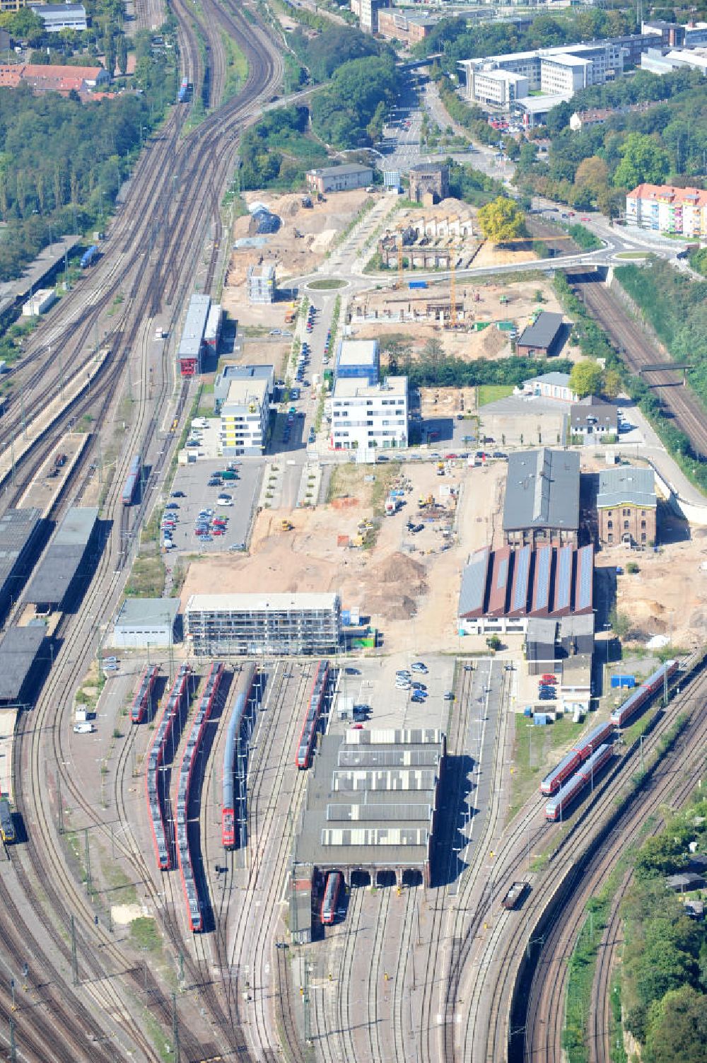 Aerial photograph Saarbrücken - Der Bahnhof Saarbrücken Hauptbahnhof mit Baustelle. Durch den Neubau von Büro- und Geschäftshäusern entsteht hier das neue Quartier Eurobahnhof. Station Saarbrücken central station with site. Here Quartier Eurobahnhof develops with newly constructed office and business buildings.