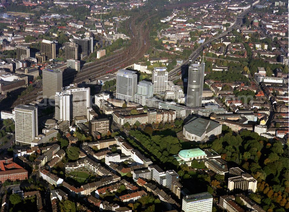 Essen from the bird's eye view: Blick auf den Stadtgarten und Hochhäuser in Essen. Das RWE-Hochhaus, das Postbank-Verwaltungsbebäude, das Aalto Theater und der Saalbau mit anliegendem Folkwangmuseum und der Hauptbahnhof sind zu erkennen.