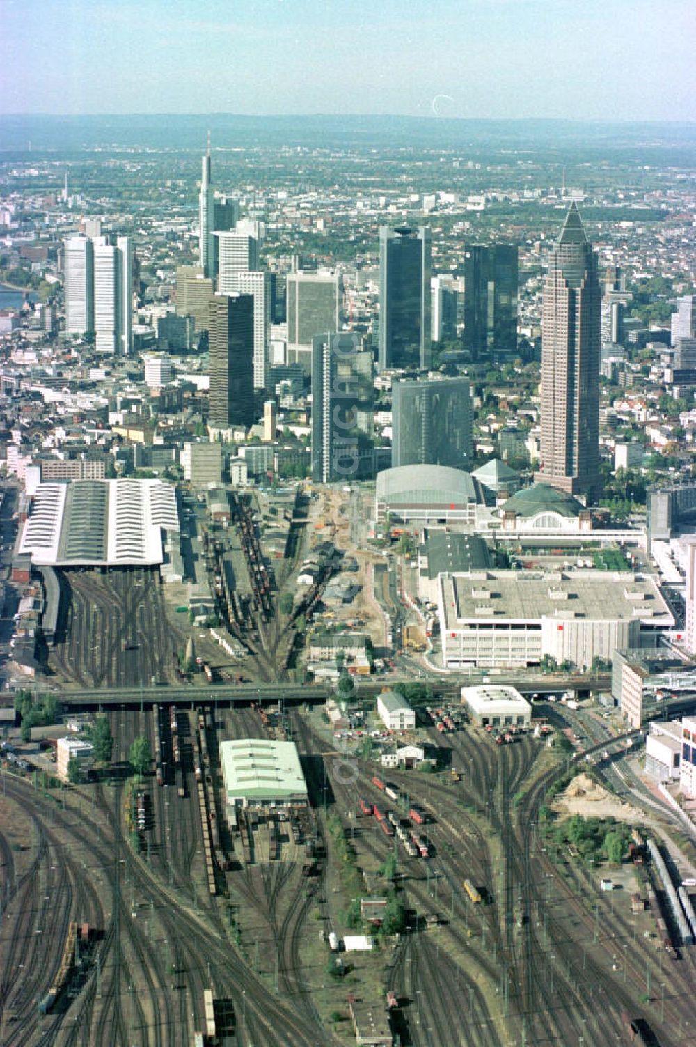 Aerial photograph Frankfurt am Main - Hauptbahnhof im Stadtzentrum Frankfurt / Main