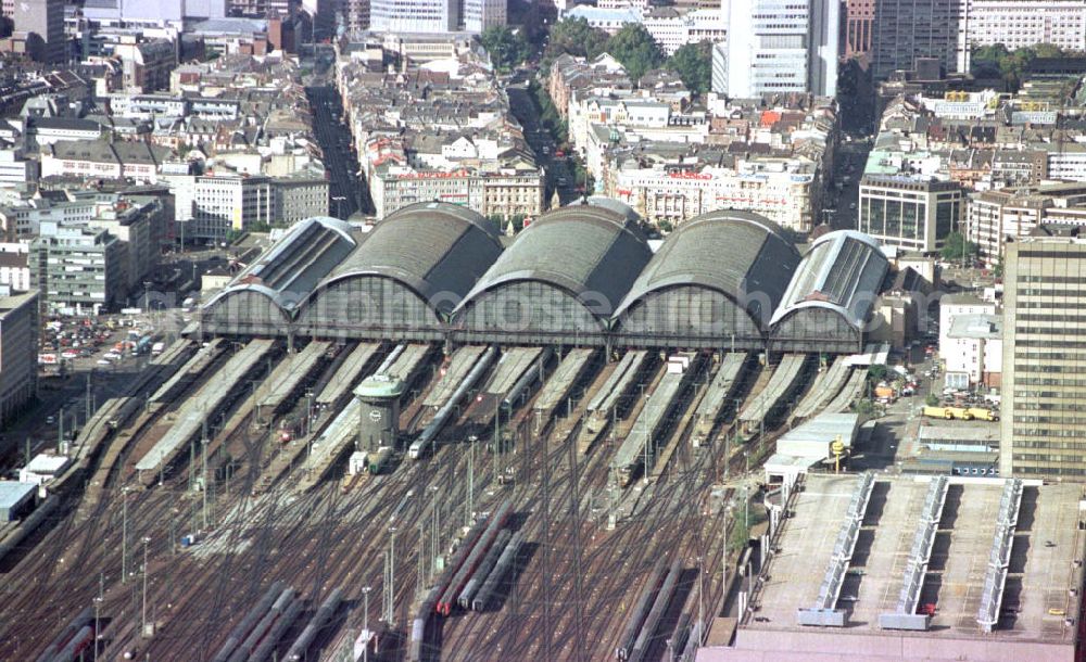 Frankfurt am Main from the bird's eye view: Hauptbahnhof im Stadtzentrum Frankfurt / Main