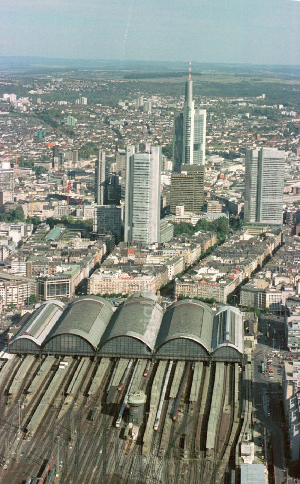 Aerial image Frankfurt am Main - Hauptbahnhof im Stadtzentrum Frankfurt / Main