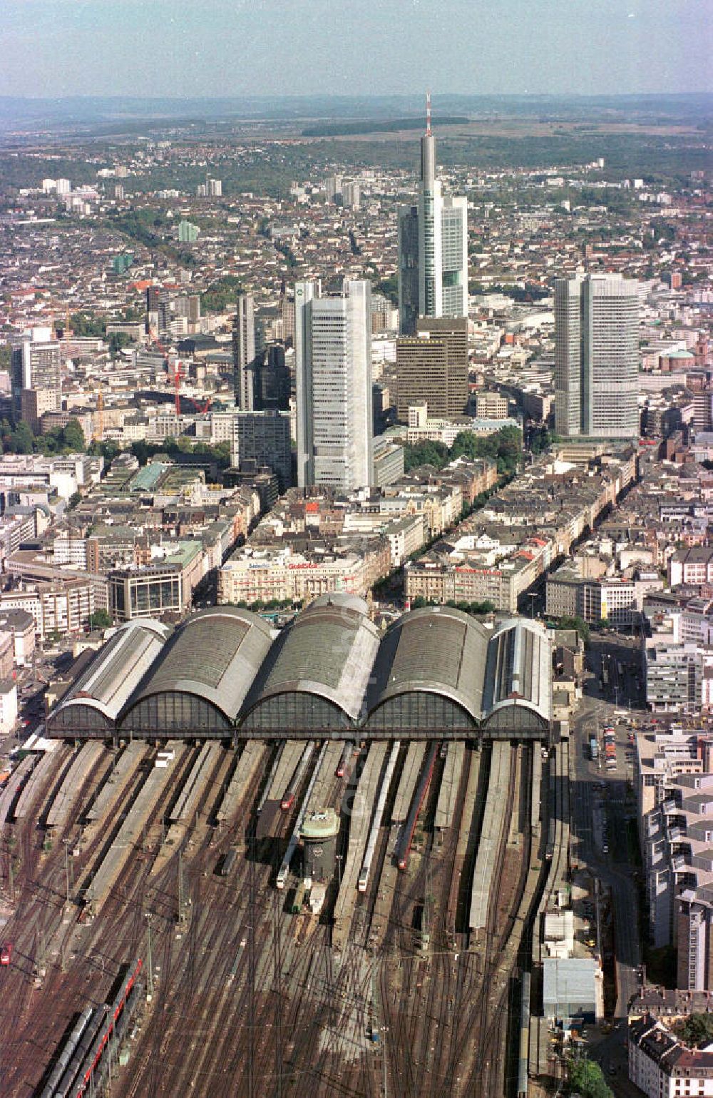 Aerial photograph Frankfurt am Main - Hauptbahnhof im Stadtzentrum Frankfurt / Main