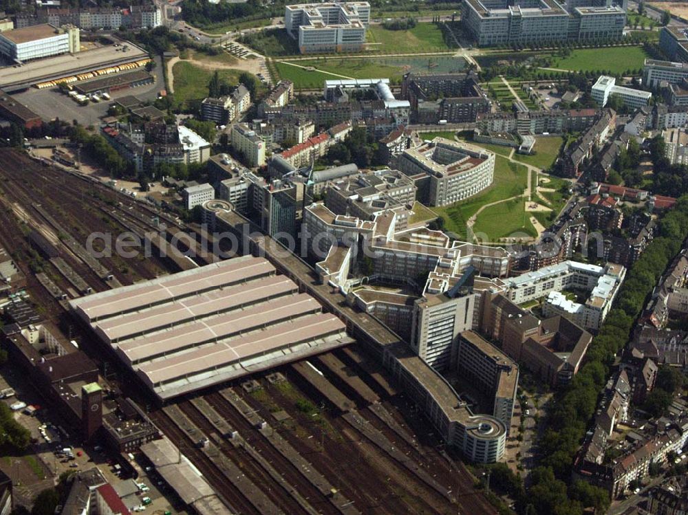 Aerial image Düsseldorf (NRW) - Blick auf den Düsseldorfer Hauptbahnhof und das nebenliegende Weiterbildungszentrum (WBZ) am Bertha-von-Suttner-Platz. Ebenso befindet sich in dem Gebäudeareal das Dienstleistungszentrums (DLZ) und das Amerikanische Generalkonsulat in der Willi-Becke-Allee. Auf der Nutzfläche lag vor der Umgestaltung das ehemalige Thyssen Stahlwerk.