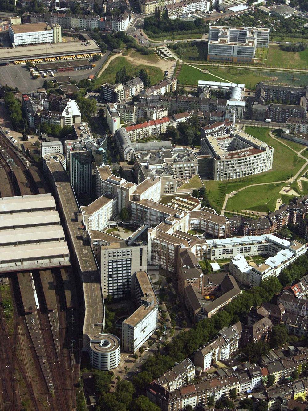 Aerial photograph Düsseldorf (NRW) - Blick auf den Düsseldorfer Hauptbahnhof und das nebenliegende Weiterbildungszentrum (WBZ) am Bertha-von-Suttner-Platz. Ebenso befindet sich in dem Gebäudeareal das Dienstleistungszentrums (DLZ) und das Amerikanische Generalkonsulat in der Willi-Becke-Allee. Auf der Nutzfläche lag vor der Umgestaltung das ehemalige Thyssen Stahlwerk.