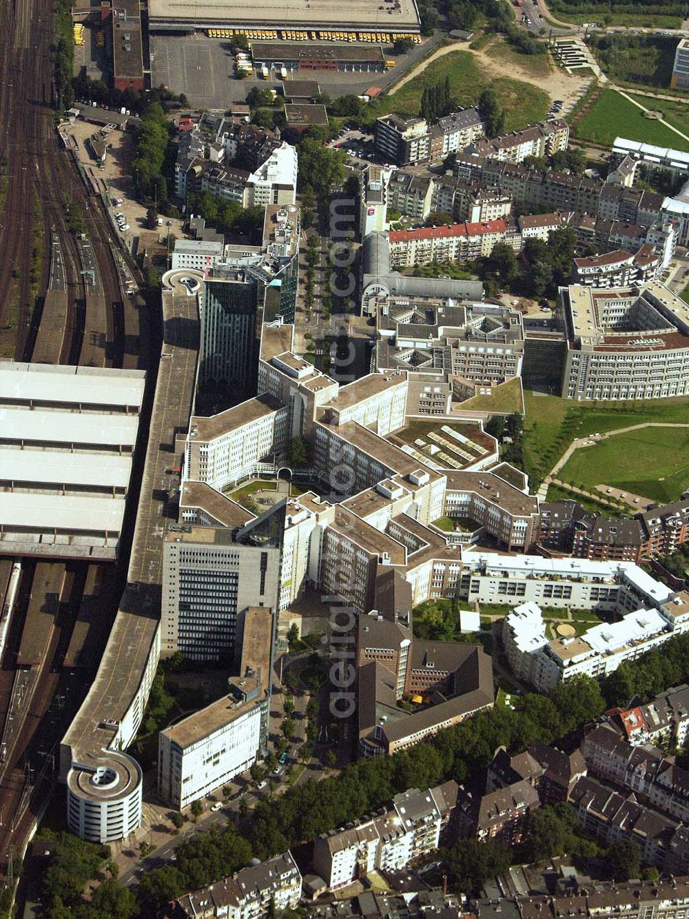 Düsseldorf (NRW) from above - Blick auf den Düsseldorfer Hauptbahnhof und das nebenliegende Weiterbildungszentrum (WBZ) am Bertha-von-Suttner-Platz. Ebenso befindet sich in dem Gebäudeareal das Dienstleistungszentrums (DLZ) und das Amerikanische Generalkonsulat in der Willi-Becke-Allee. Auf der Nutzfläche lag vor der Umgestaltung das ehemalige Thyssen Stahlwerk.