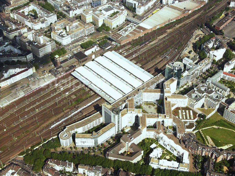 Düsseldorf (NRW) from the bird's eye view: Blick auf den Düsseldorfer Hauptbahnhof und das nebenliegende Weiterbildungszentrum (WBZ) am Bertha-von-Suttner-Platz. Ebenso befindet sich in dem Gebäudeareal das Dienstleistungszentrums (DLZ) und das Amerikanische Generalkonsulat in der Willi-Becke-Allee. Auf der Nutzfläche lag vor der Umgestaltung das ehemalige Thyssen Stahlwerk.