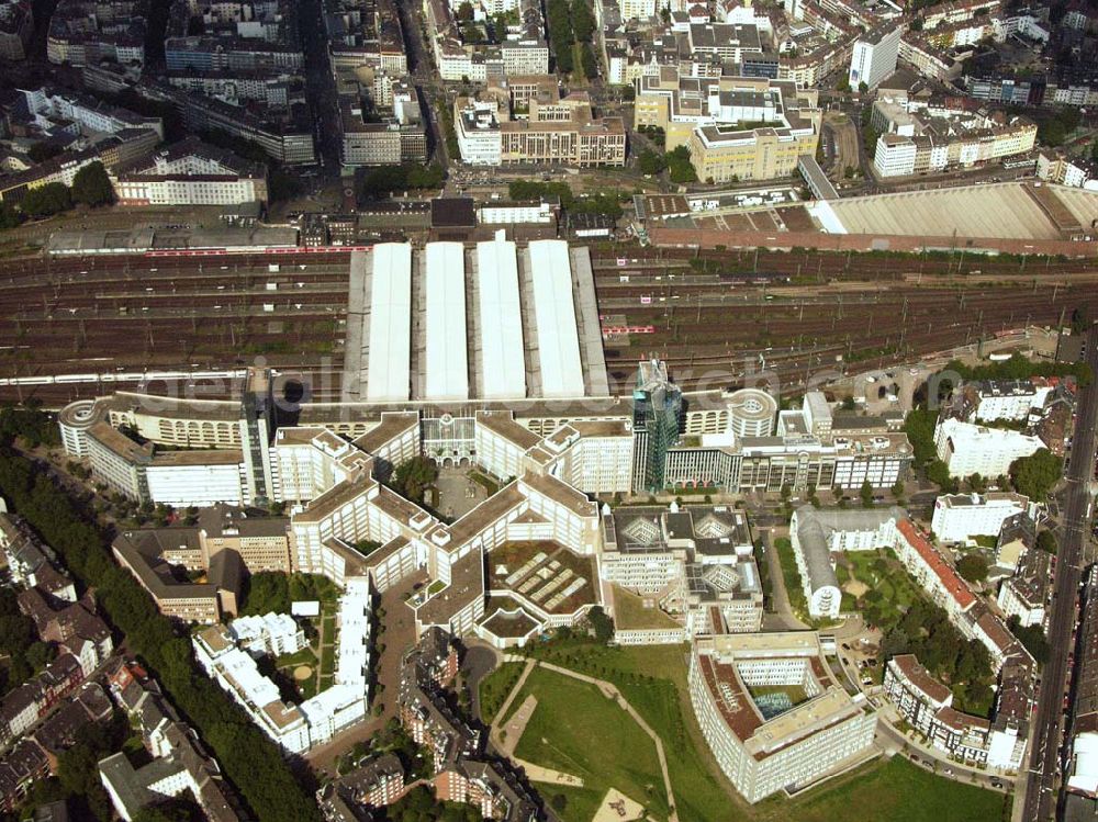 Aerial image Düsseldorf (NRW) - Blick auf den Düsseldorfer Hauptbahnhof und das nebenliegende Weiterbildungszentrum (WBZ) am Bertha-von-Suttner-Platz. Ebenso befindet sich in dem Gebäudeareal das Dienstleistungszentrums (DLZ) und das Amerikanische Generalkonsulat in der Willi-Becke-Allee. Auf der Nutzfläche lag vor der Umgestaltung das ehemalige Thyssen Stahlwerk.